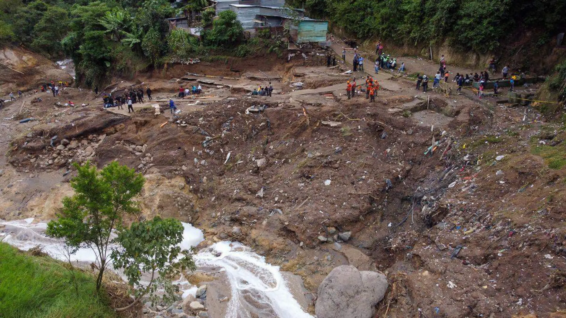 Río desbordado arrasa viviendas en Guatemala hay 6 personas muertas y 13 desaparecidas